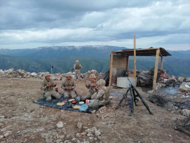 Mehmetçik iftarını eller tetikte yapıyor